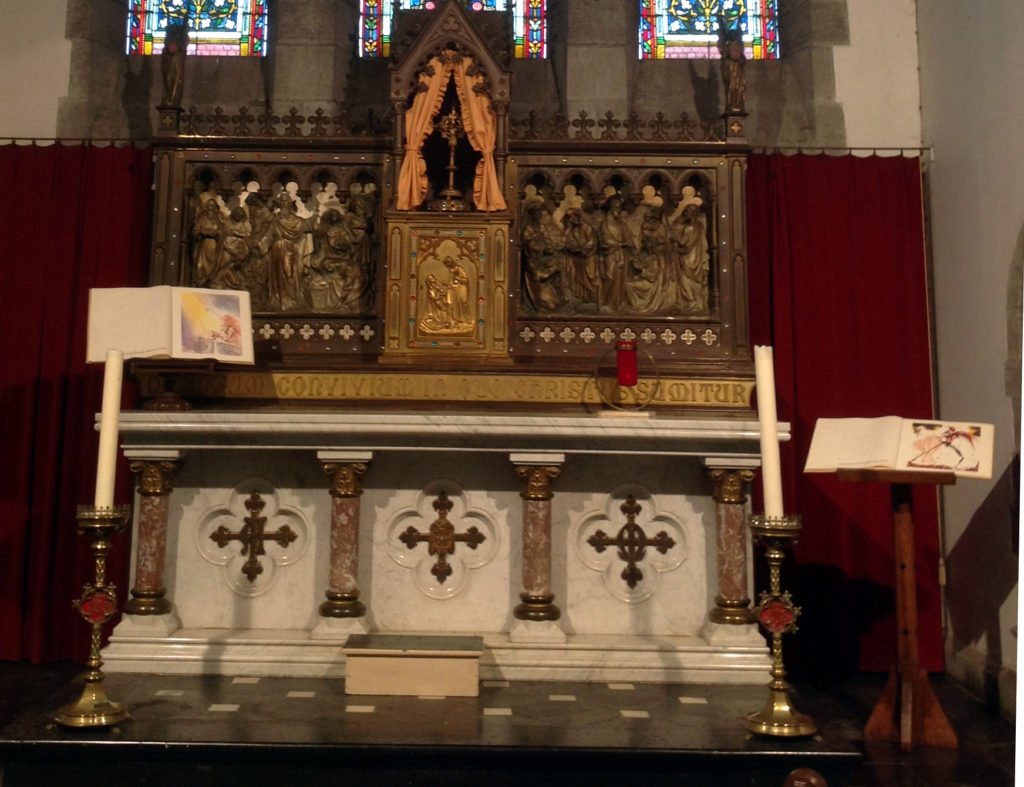 L'église de Cambron recèle un uperbe maître autel en dinanderie liégeoise du début du XIXème siècle