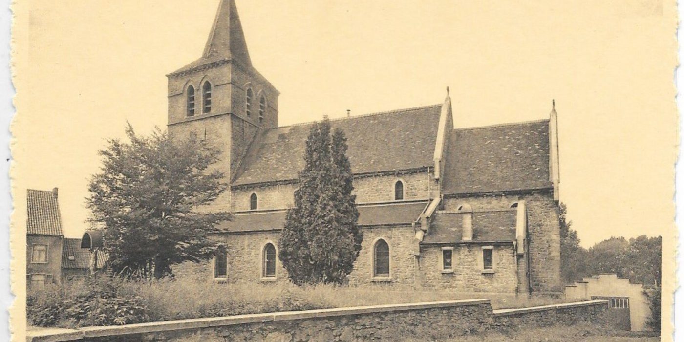 Eglise de Cambron après sa restauration de 1902. Le parking actuel occupe une partie de l'ancienne pelouse de l'église.