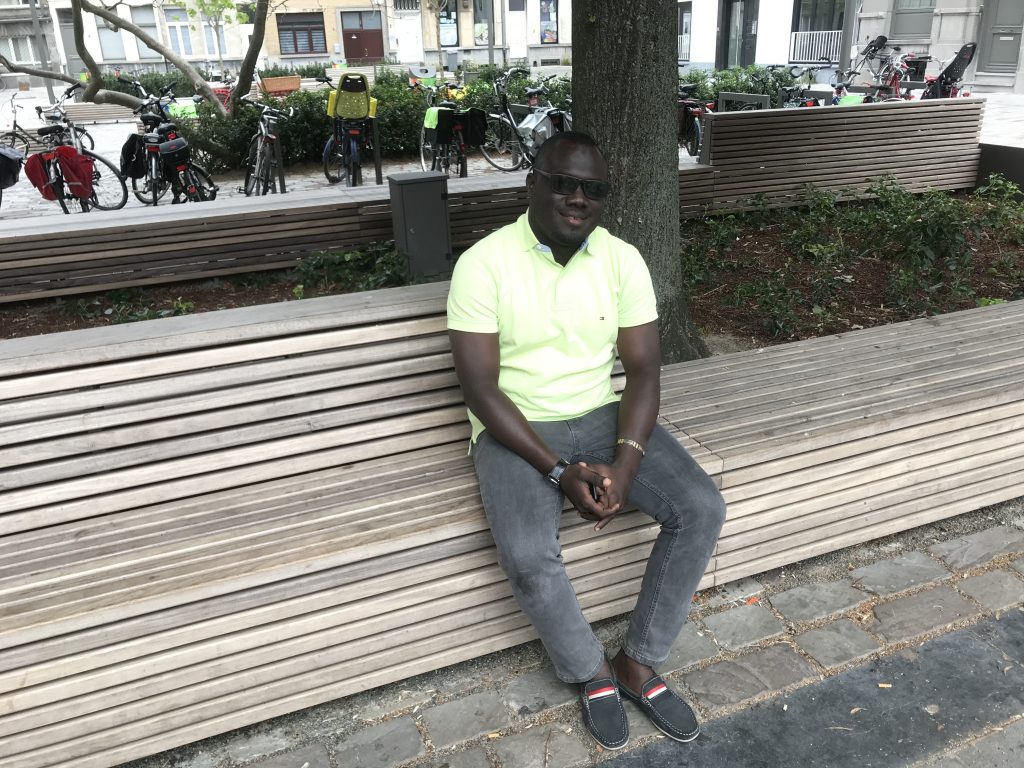 Gagnoa - Mr KOULIBALY est assis sur un banc à Borgerhout fabriqué par NIEZEN sa