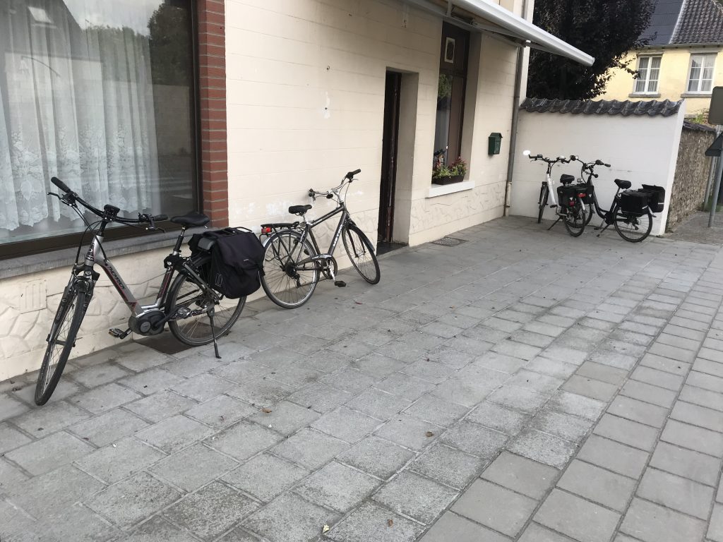 Des vélos devant le café l'Astérix lors de souper aux moules du 30-08-2019