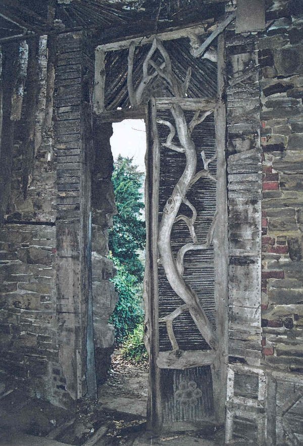 Le rocher d'Attre - porte décorée de tronçon d'arbres