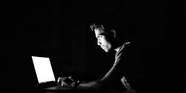 00 200419 écran noir 1 Ecran lumineux le soir