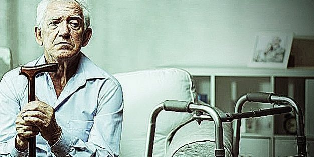 46637286 – elder man is very sad in the retirement home Maisons de retraite - Un homme triste